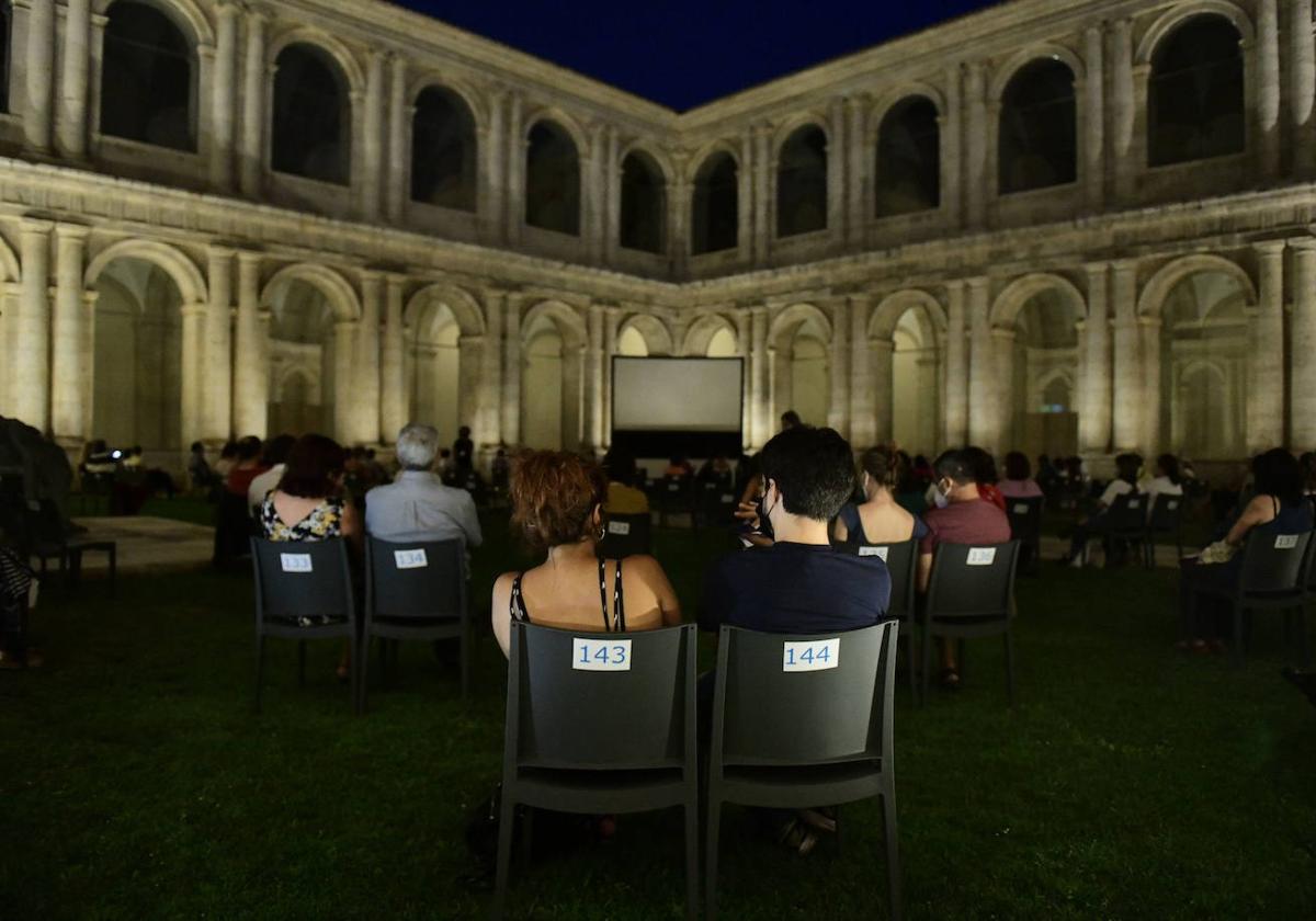 Público durante una proyección en el Patio Herreriano en una edición anterior del ciclo de cine.
