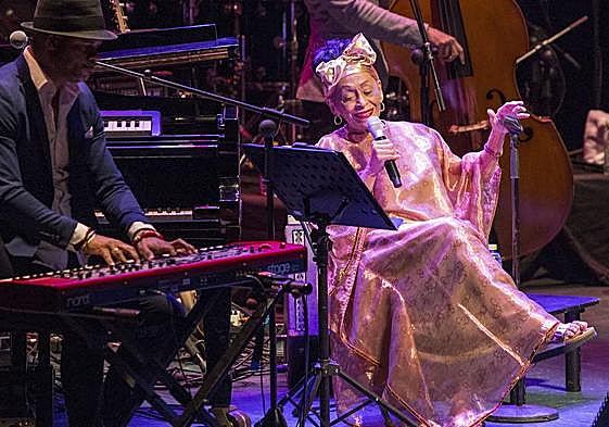 La vocalista cubana de 92 años, Omara Portuondo, durante un concierto.