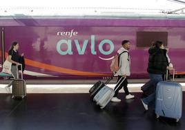 Viajeros en un tren 'low cost' de alta velocidad Avlo.