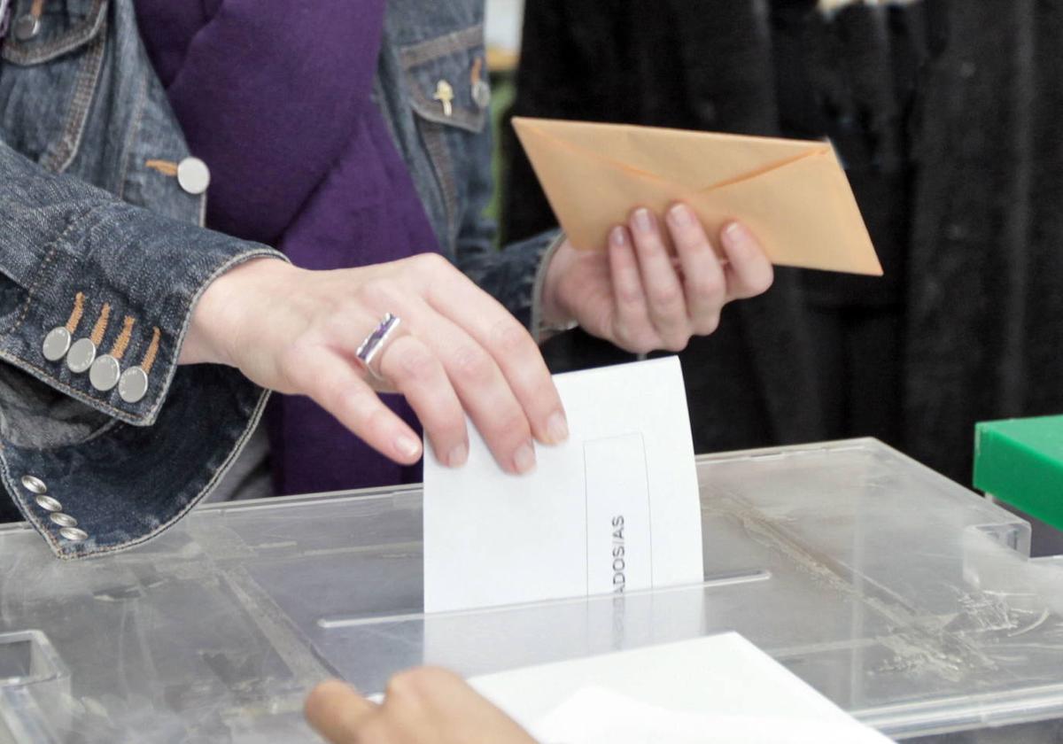 Ciudadano ejerce su derecho a voto en una imagen de archivo.