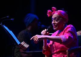 Omara Portuondo durante el concierto en el Patio de la Hospedería de San Benito.