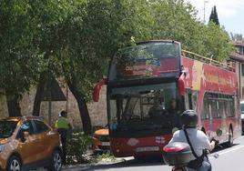 El autobús turístico, durante su recorrido de pruebas, choca con las ramas de un árbol en San marcos.