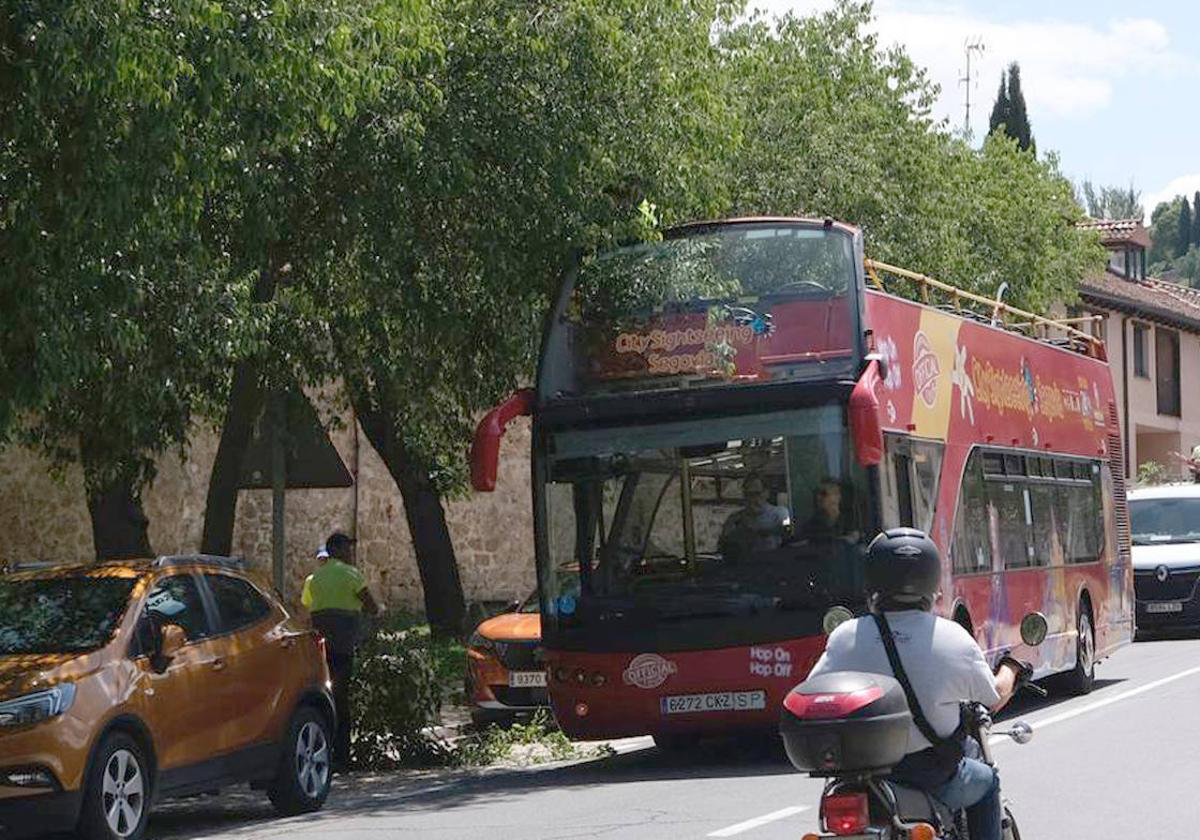 El autobús turístico, durante su recorrido de pruebas, choca con las ramas de un árbol en San marcos.