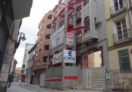 Un edifico en obras en la calle Leopoldo Cano.