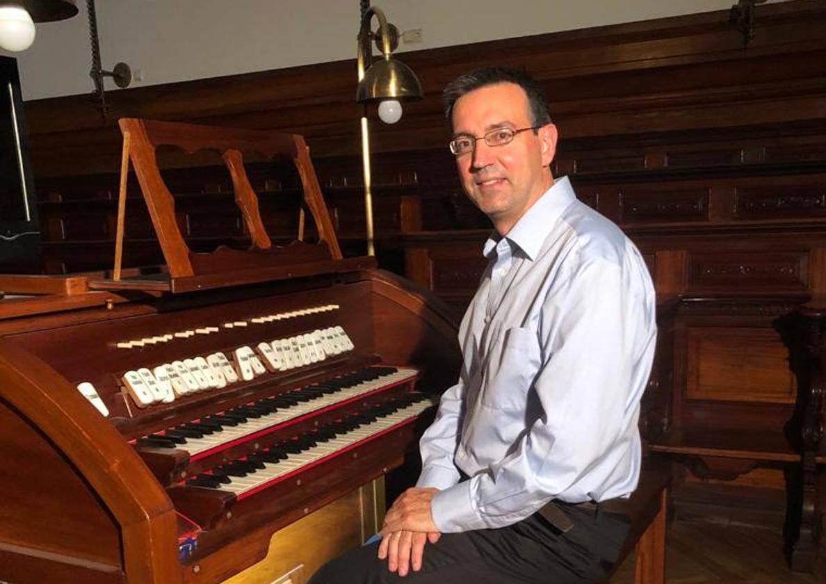 El organista Raúl del Toro.