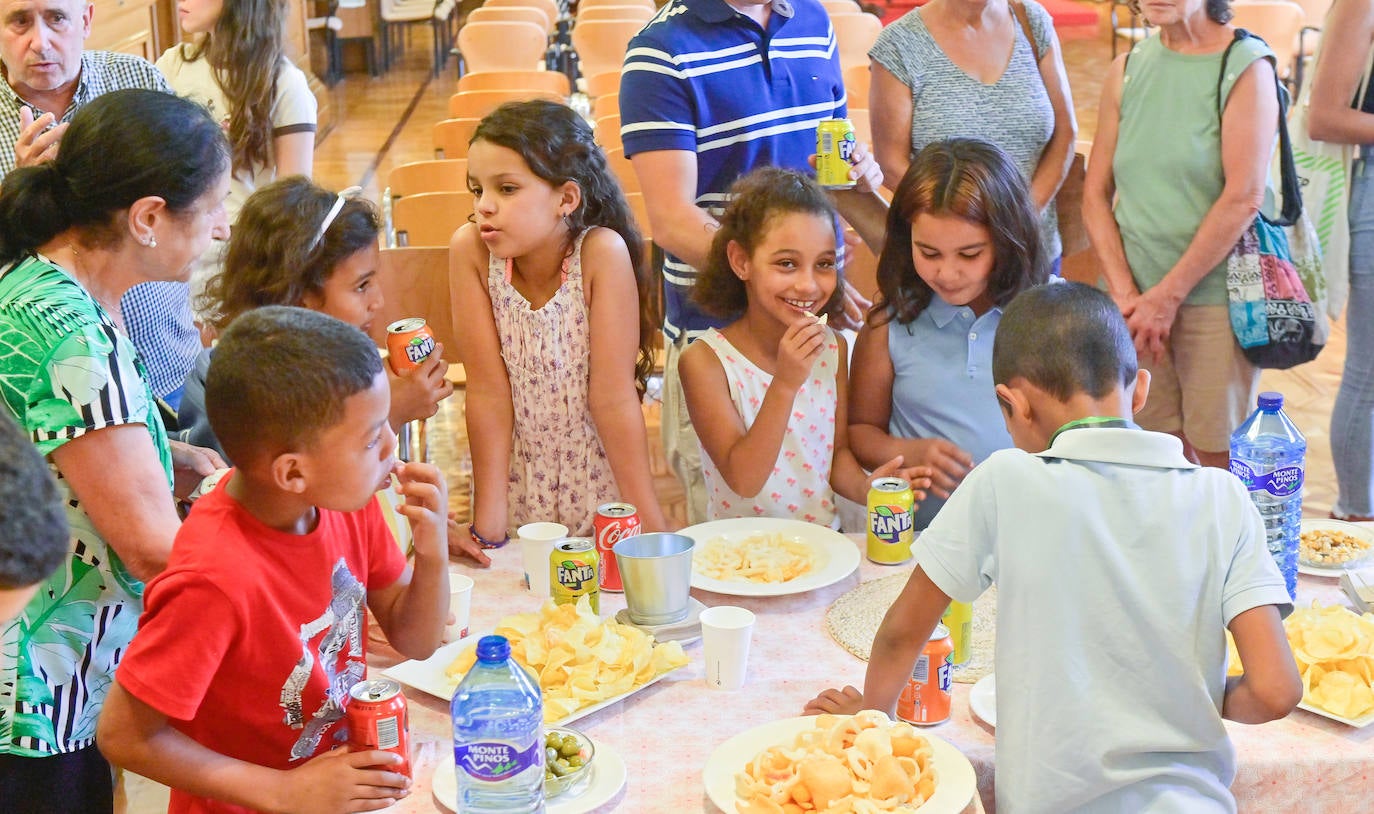 Recibimiento de niños saharauis en el Ayuntamiento de Valladolid, en imágenes