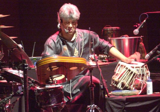 Trilok Gurtu durante un concierto.