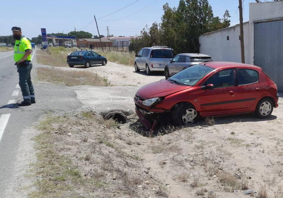 Vehículo accidentado en las afueras de Nava de la Asunción.