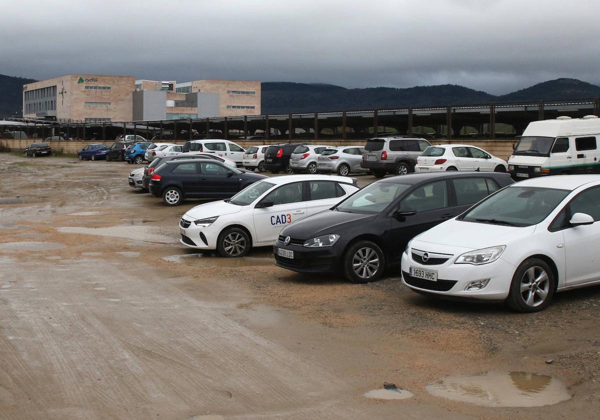 Coches aparcados en los alrededores de la estación, el pasado invierno.