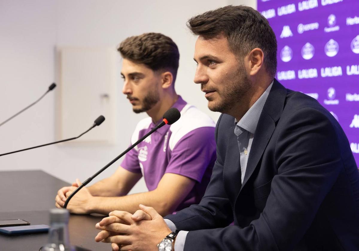 Fran Sánchez y Raúl Moro en la presentación del nuevo jugador del Real Valladolid.