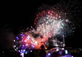 Colección de fuegos artificiales en Pamplona durante las fiestas de los San Fermines.