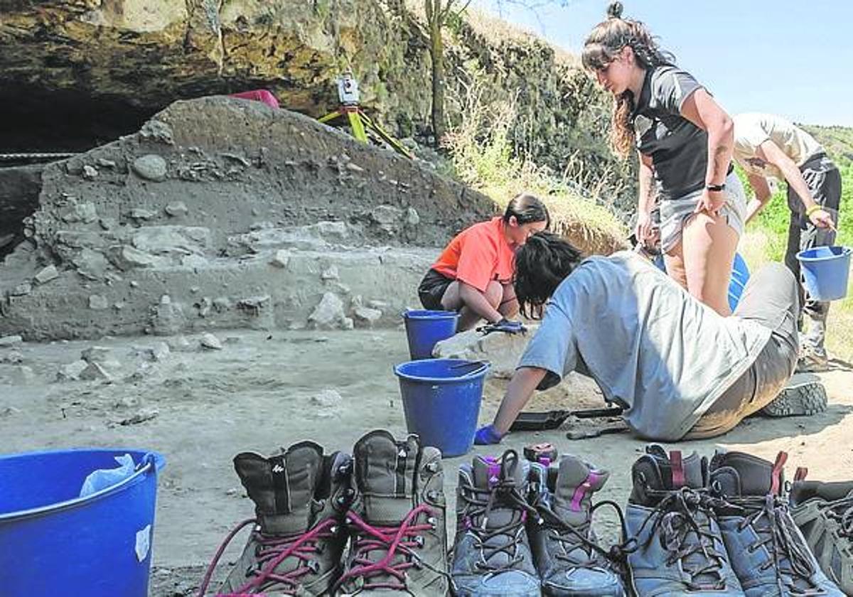 Excavación en el Abrigo de San Lázaro.