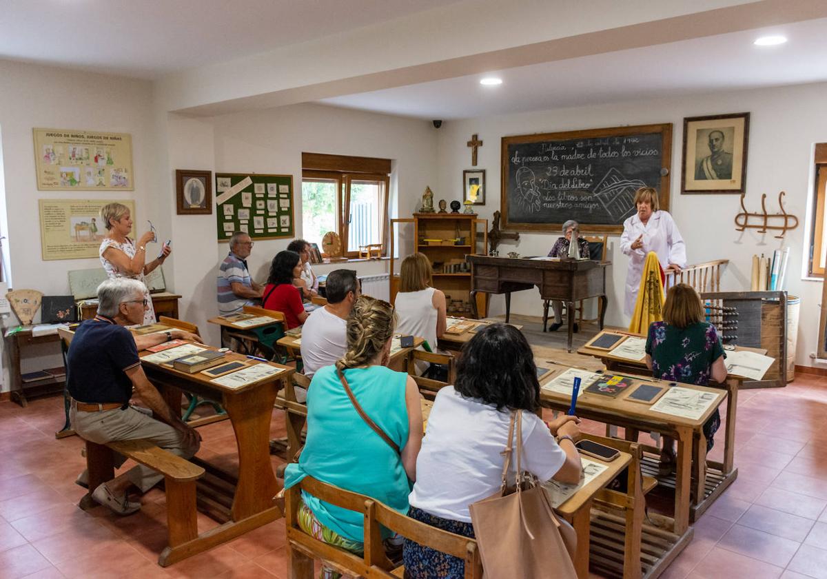 Fuentes de Valdepero viaja en el tiempo hasta la escuela del pasado