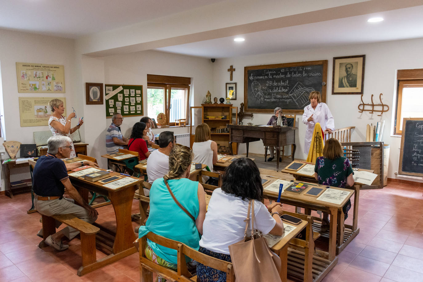 Fuentes de Valdepero viaja en el tiempo hasta la escuela del pasado