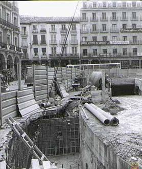 Imagen secundaria 2 - En la parte superior, fotografía de la Acera de San Francisco, realizada por Jean Laurent en 1871. Debajo, cimientos de la fachada original de la iglesia de Jesús y a la derecha, excavación para el aparcamiento en la Plaza Mayor, en 1971.