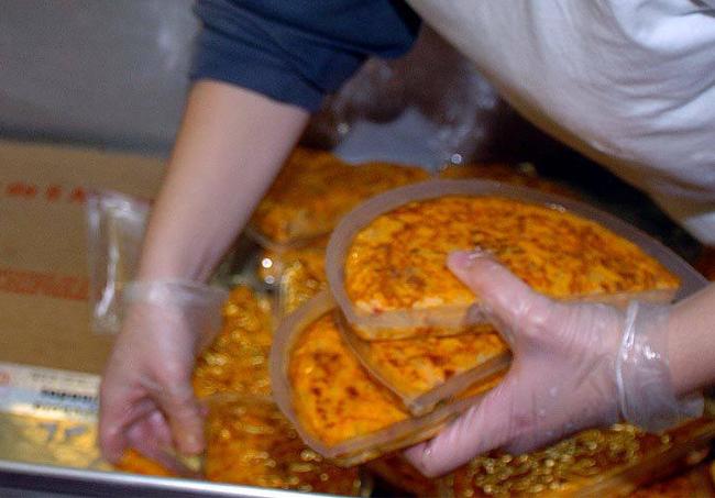 Proceso de envasado de las tortillas de patata precocinadas que se fabrican en Mudrián.