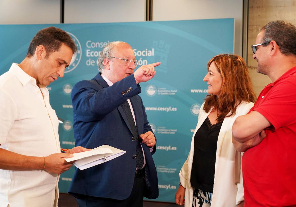 Enrique Cabero, presidente del CES, junto a Vicente Andrés (CCOO), Teresa Cetulio (CEOE) y Fernando López (UGT) en la presentación del último informe anual.