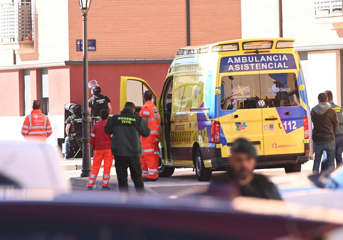 Guardia civil y personal sanitario en la esquina de la calle Alfredo Martín de Santovenia, donde tuvo lugar el suceso.