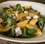 Ensalada de temporada con melocotón, queso feta y aliño de mostaza