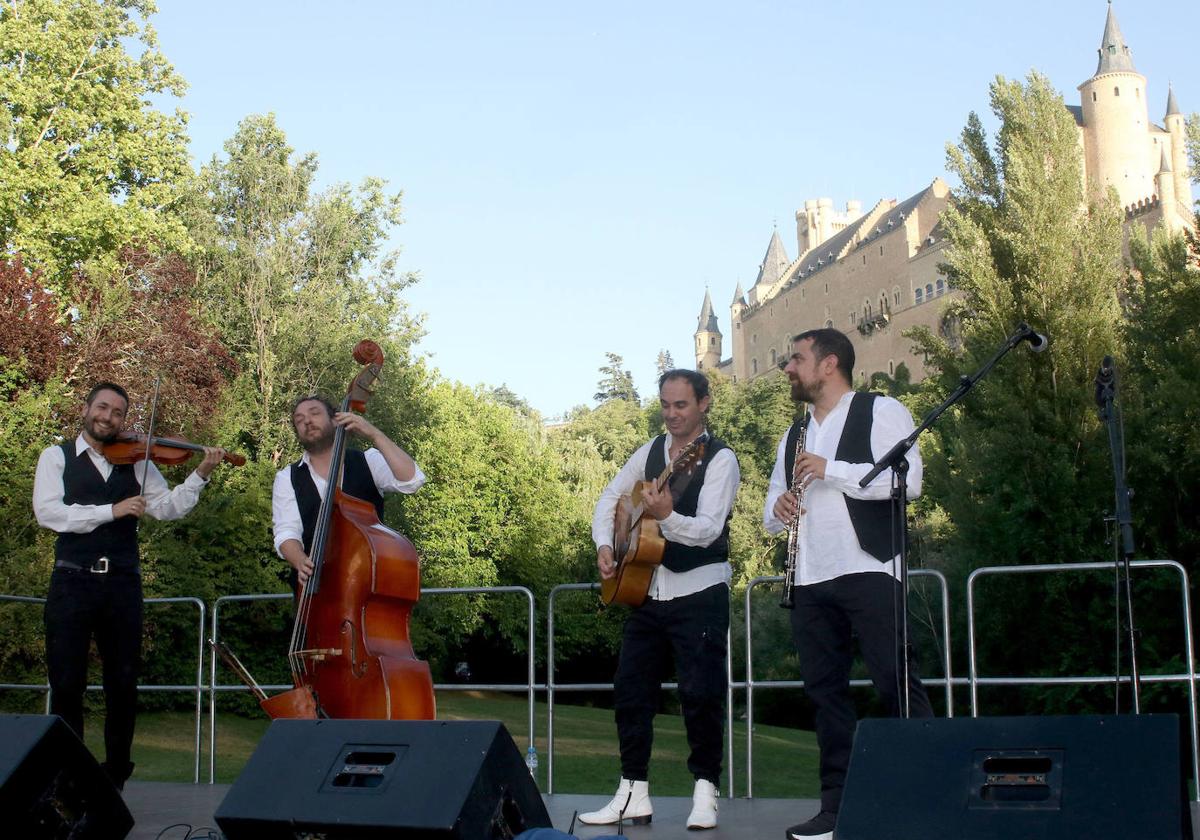 Concierto de Muyayos de Raíz en la pradera de San Marcos durante la jornada inaugural del Museg.