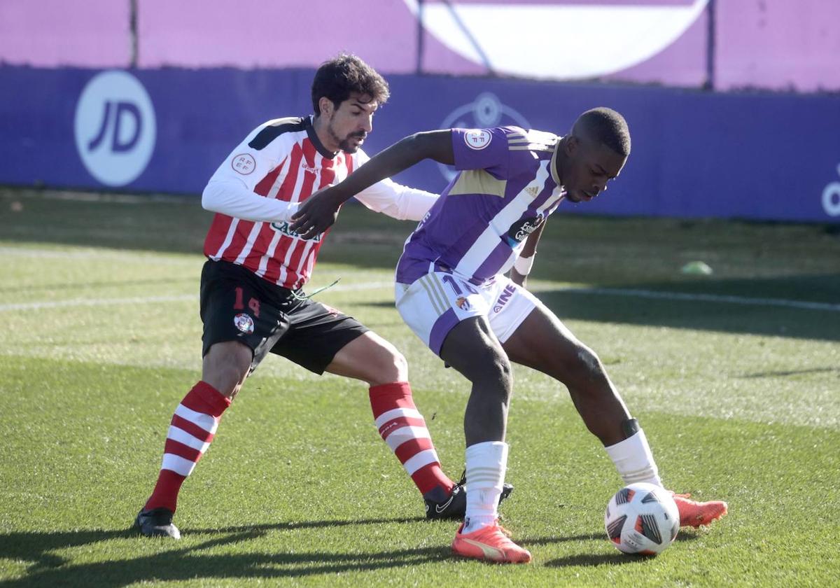 Cédric protege el balón delante de un jugador del Zamora durante el encuentro de la temporada pasada en los Anexos.