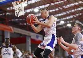 Jaan Puidet captura un rebote en el partido de este año en Torrelavega.