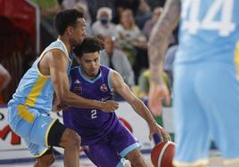 Wintering ante la presión de un jugador del Estudiantes.