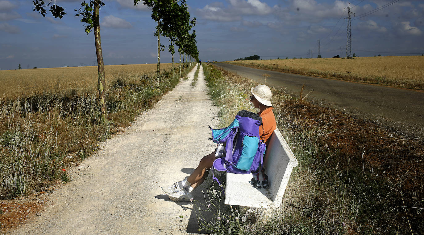 Una peregina descansa en el Camino, a su paso por León.