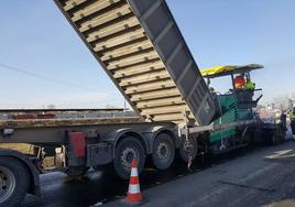 Trabajos de asfaltado de la CL-607 en las inmediaciones con el cruce de la CL-605.