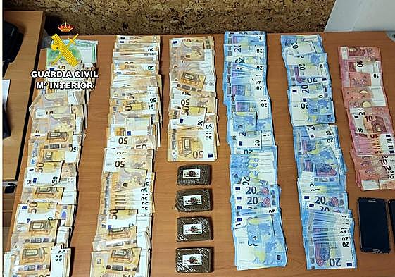 Dinero y drogas encontrados por la Guardi Civil.