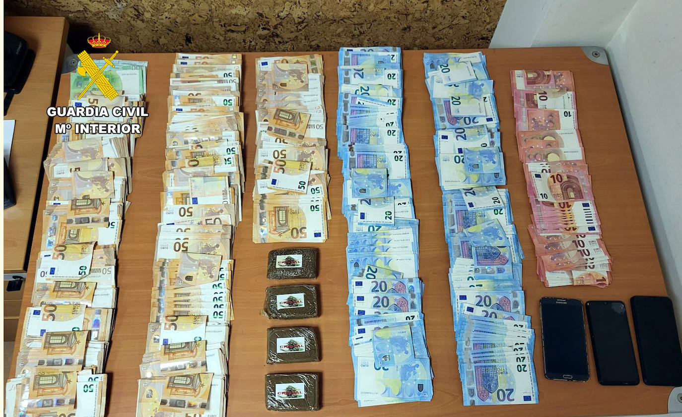 Dinero y drogas encontrados por la Guardi Civil.