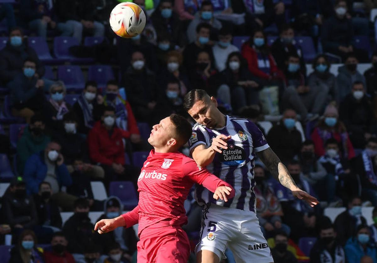 Javi Sánchez disputa un balón en el último partido entre Real Valladolid y Leganés.