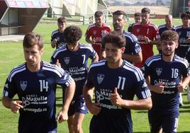 Jugadores de la Segoviana corren durante el primer entrenamiento de pretemporada.