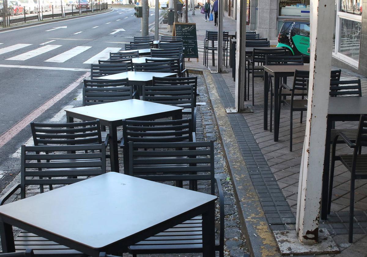 Terraza en una zona de aparcamiento.