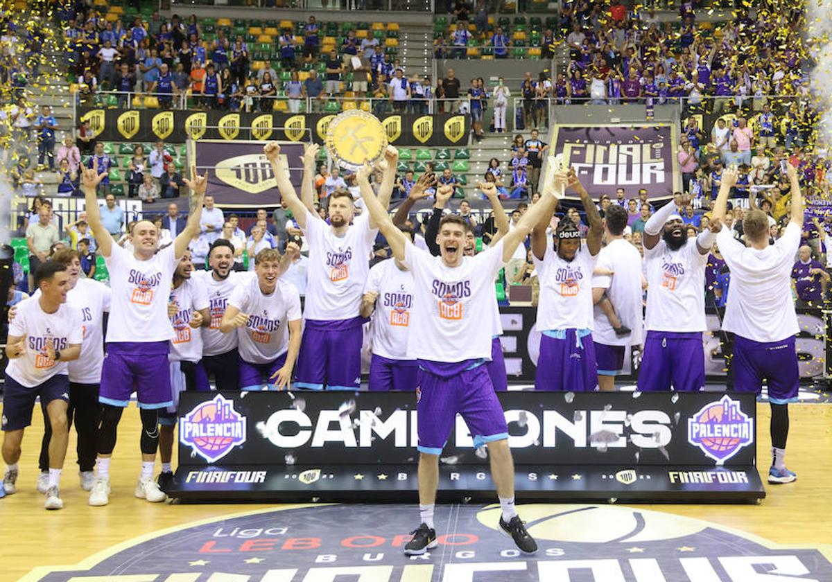 La plantilla del Zunder celebra el ascenso en el Coliseum de Burgos.