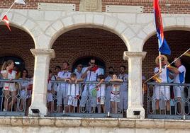 Lanzamiento del chupinazo por los miembros de la peña La Moncloa.