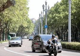 Varios vehículos, en el paseo de Zorrilla en una imagen de archivo.