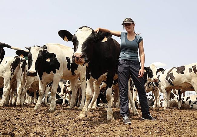 Soraya en su granja de vacuno de leche.