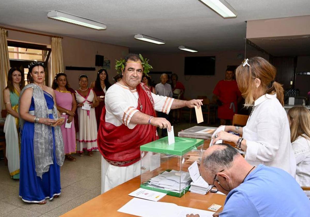 El alcalde, Adolfo Palacios, ejerce su derecho al voto vestido de romano.