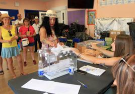 Fila de votantes en Bernuy de Porreros, algunos vestidos con la ropa de fiestas.