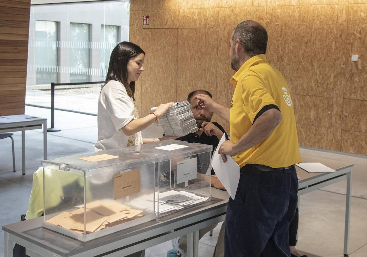 Un cartero entrega el voto por correo en una de las mesas electorales de Segovia.