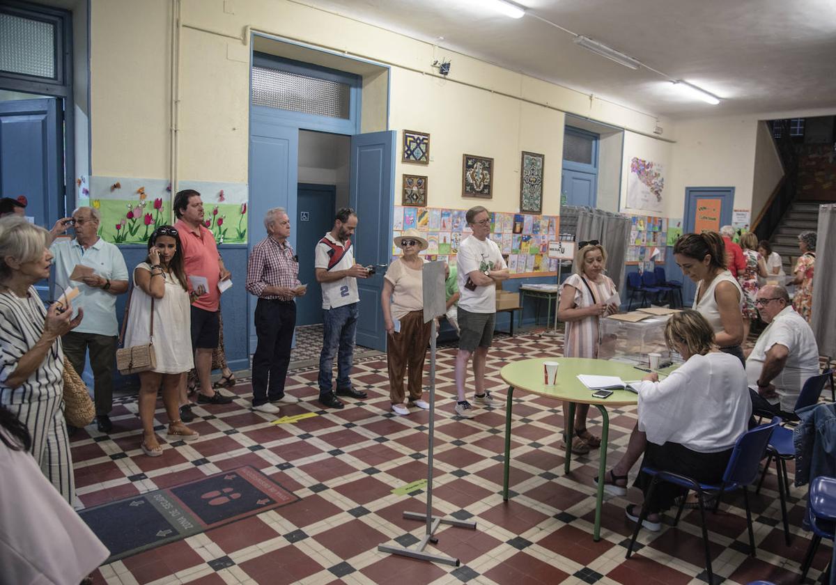 Cola para votar en un colegio de Segovia.