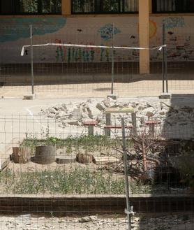 Imagen secundaria 2 - Aula adaptada en el colegio Martín Chico para niños de primer ciclo de Infantil. Un operario en el patio en obras del colegio Eresma. Zona vallada por los trabajos de reforma en Fray Juan de la Cruz.