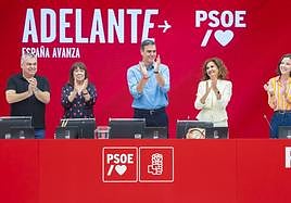 El presidente del Gobierno en funciones, Pedro Sánchez (c), preside la reunión de la Comisión Ejecutiva Federal del partido socialista este lunes en su sede en Madrid.
