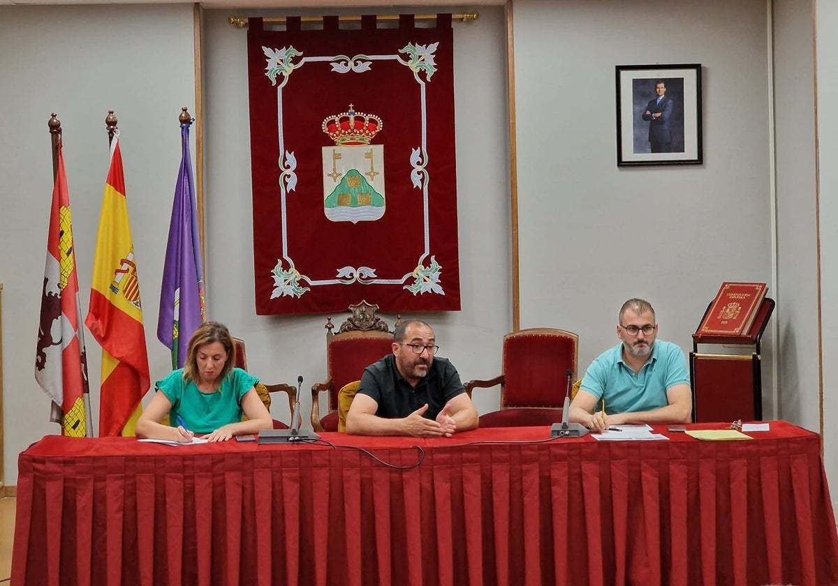 Verónica Gil, concejala de cultura, Miguel Ángel Oliveira, alcalde de Tordesillas, y Miguel Ángel Posada, concejal de festejos.