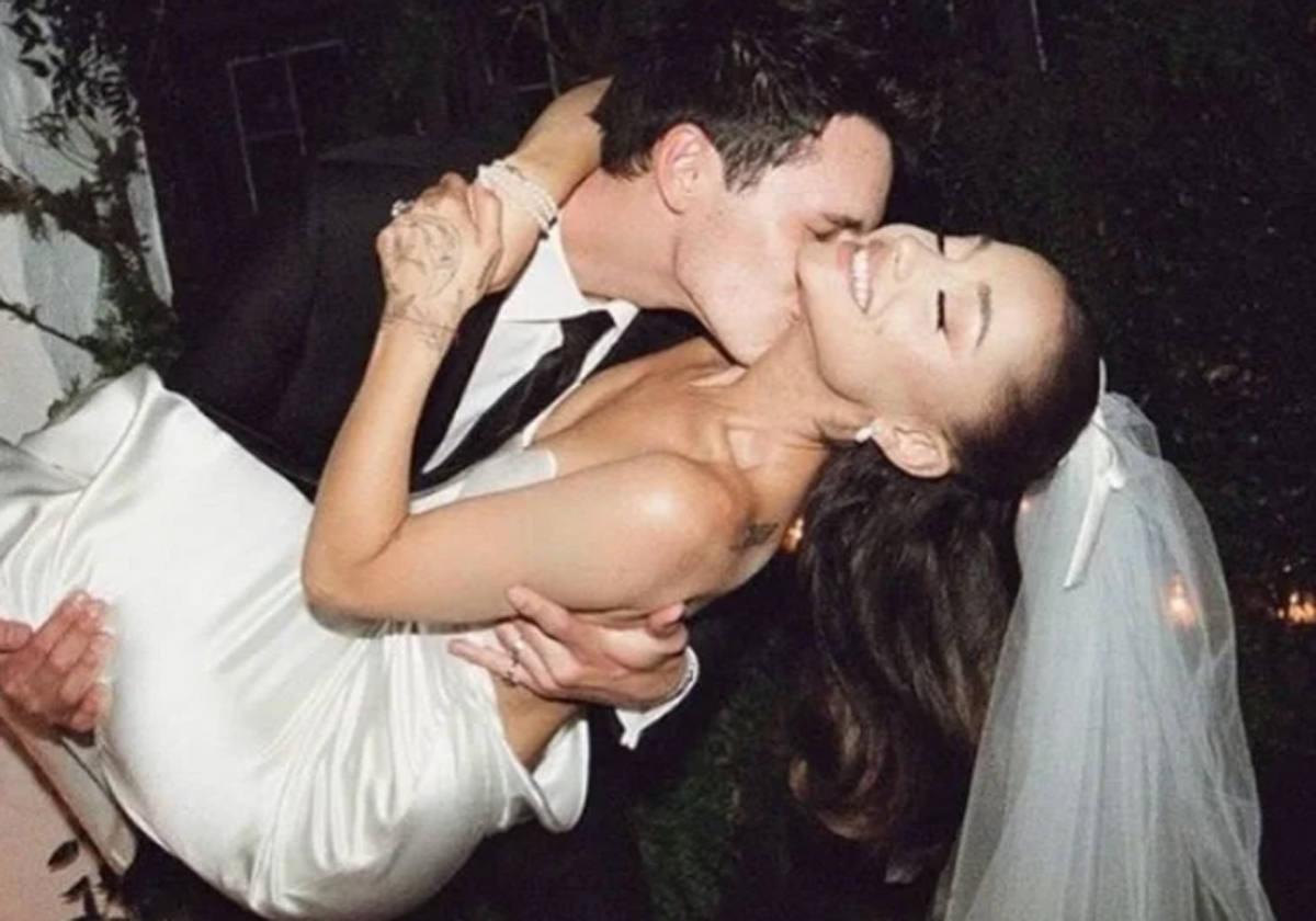 Ariana Grande y Dalton Gomez, en el día de su boda.