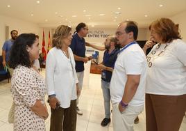 Militantes y dirigentes del PP felicitan a los candidatos populares que han resultado elegidos.