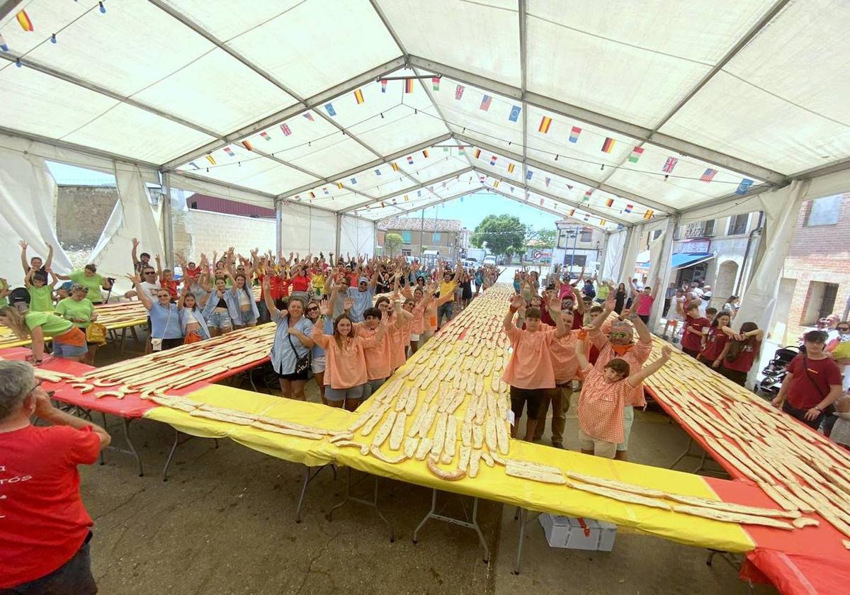 Participantes en Grijota en la elaboración del bocadillo de panceta más grande del mundo.