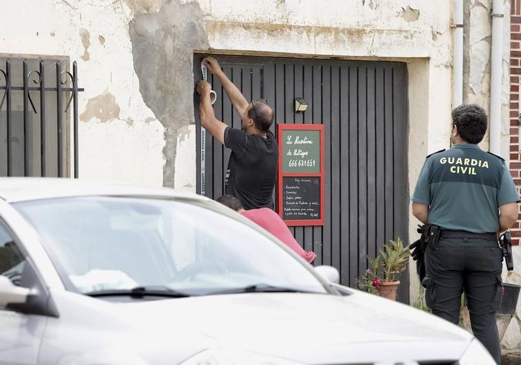 Miembros de la policía judicial precintando el recinto.