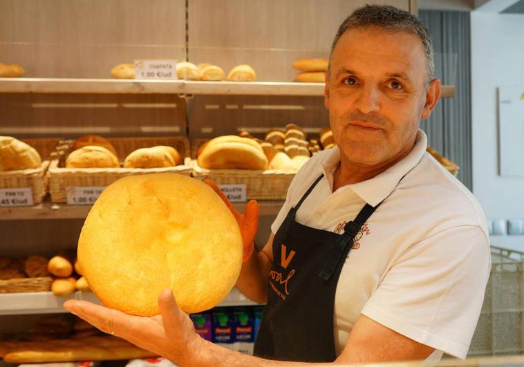 Miguel Ángel de la panadería 'A por pan' del Mercado del Val.